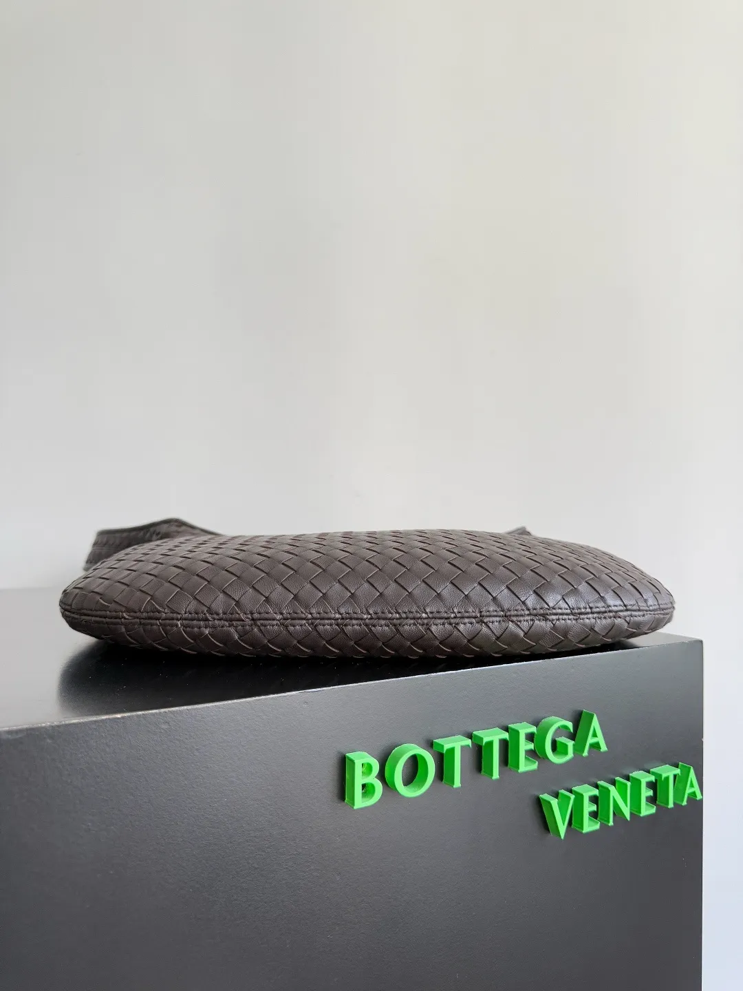 Batch 2480 BOTTEGA VENETA 2025 new men's medium Veneto crossbody bag is made of lambskin, elegantly extends to the strap, fits perfectly on the upper body, and the light and neat shape is suitable for all your choices for business, travel or daily life. Top zipper, interior two compartments, extra-large capacity. The classic Veneta shape has been redesigned and turned into a bag that can be worn cross-body, simple yet stylish. Although it is designed as a men’s bag, it is also very suitable for girls to carry! The back is so handsome🕶! More aura ~ The shoulder straps are reasonably designed, making it comfortable and stylish to carry cross-body. The bag has a practical capacity and can easily fit your daily needs~ Whether it is paired with casual wear for going out on the street or with formal wear for commuting, put it on and your fashion sense will rise in a straight line📈! Style number: 826877 Size: 38*24*2cm
